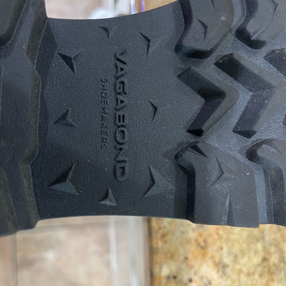 Vagabond Black Leather Chelsea Boots brand new euro size 39. US size 8.5-9 - Picture 9 of 12